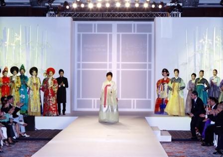 Défilé de mode spécial pour l amitié Vietnam - République de Corée